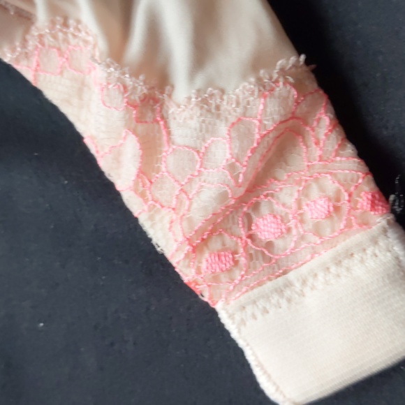 Victoria Secret Bras - Picture 9 of 11